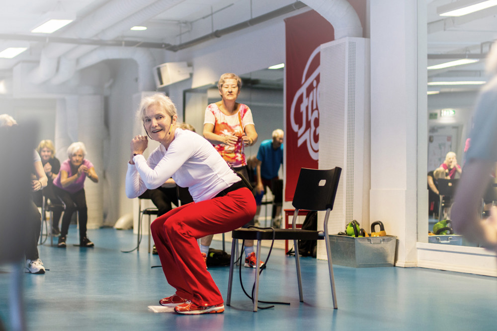 En grupp seniora motionärer tränar i grupp