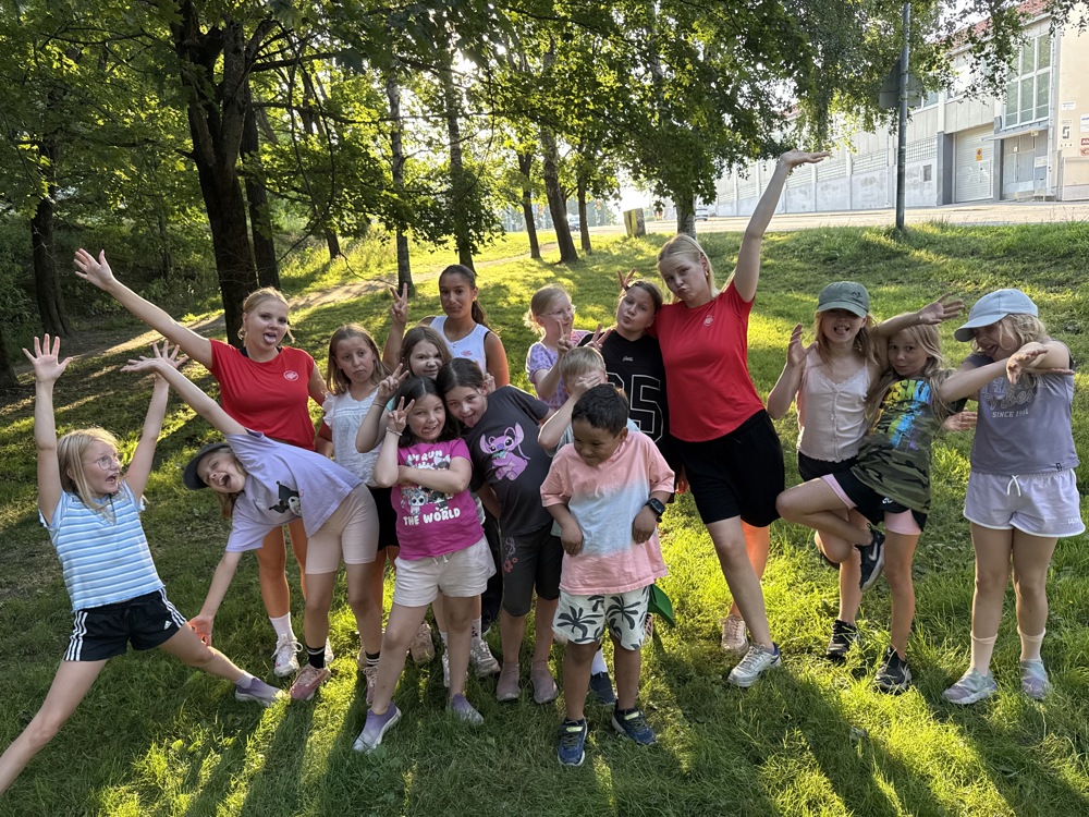 Lapsiryhmä puistossa